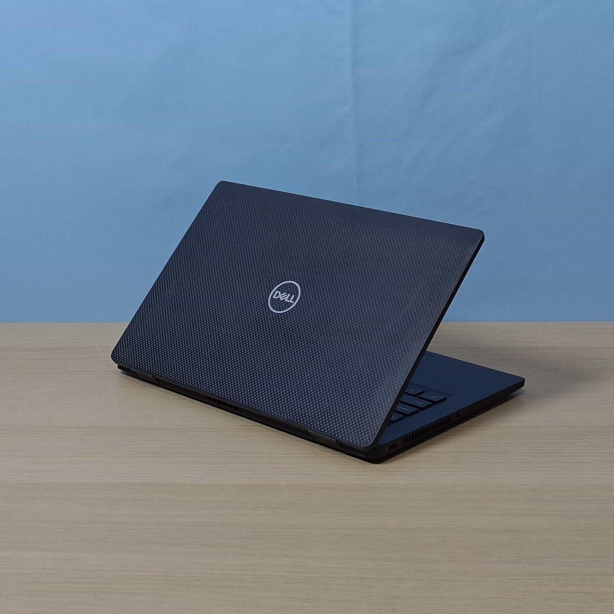 Dell Latitude 7320 Belakang Kiri Butik Laptop
